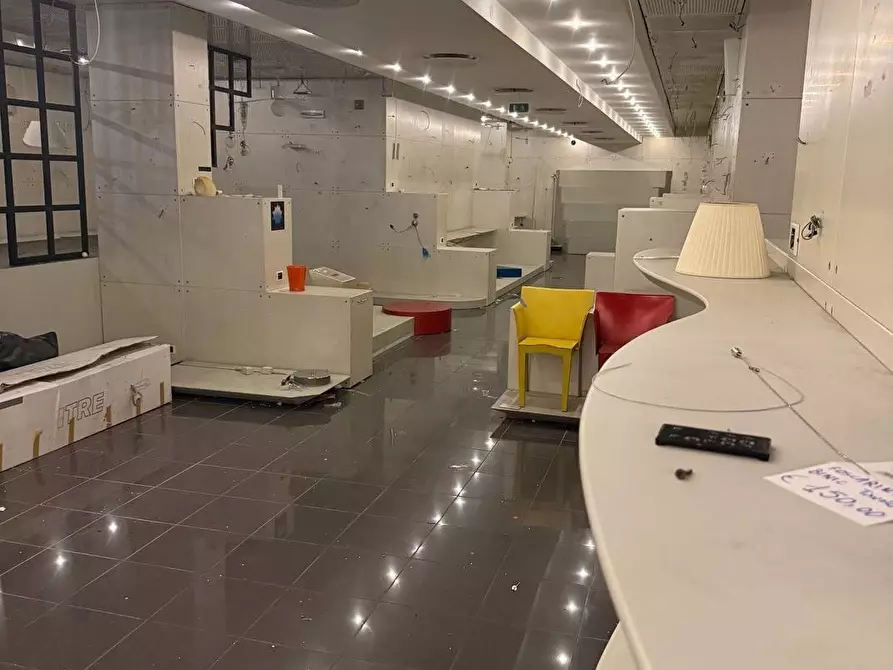 Immagine 27 di Locale commerciale in vendita  in viale Casiraghi 115 a Sesto San Giovanni