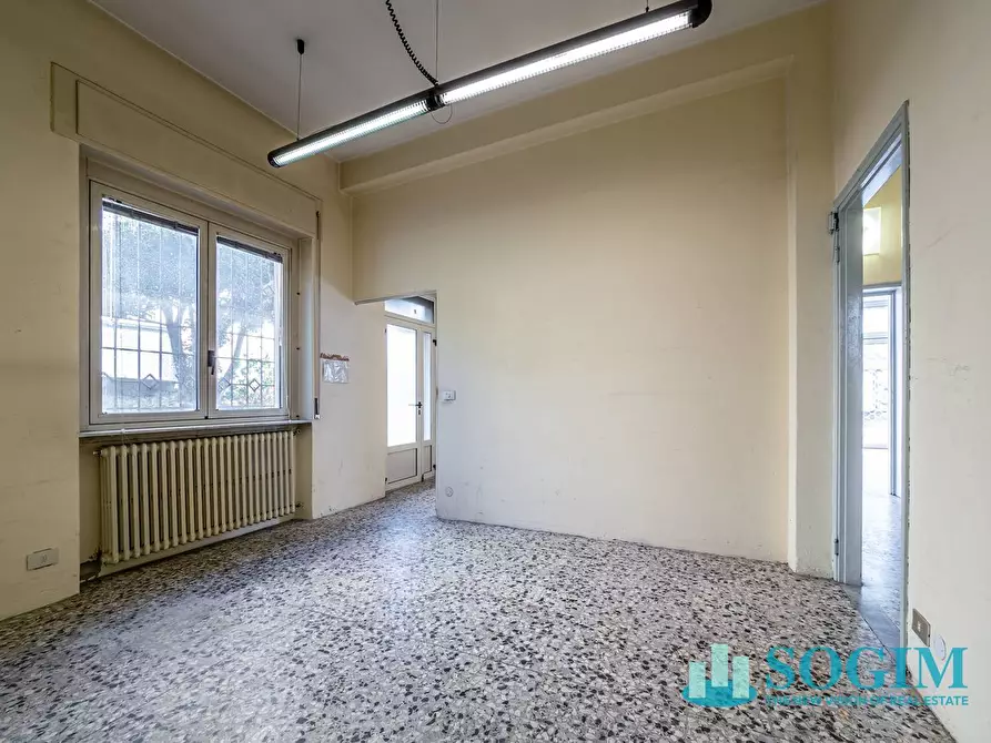 Immagine 8 di Locale commerciale in affitto  in Via Varesina a Como