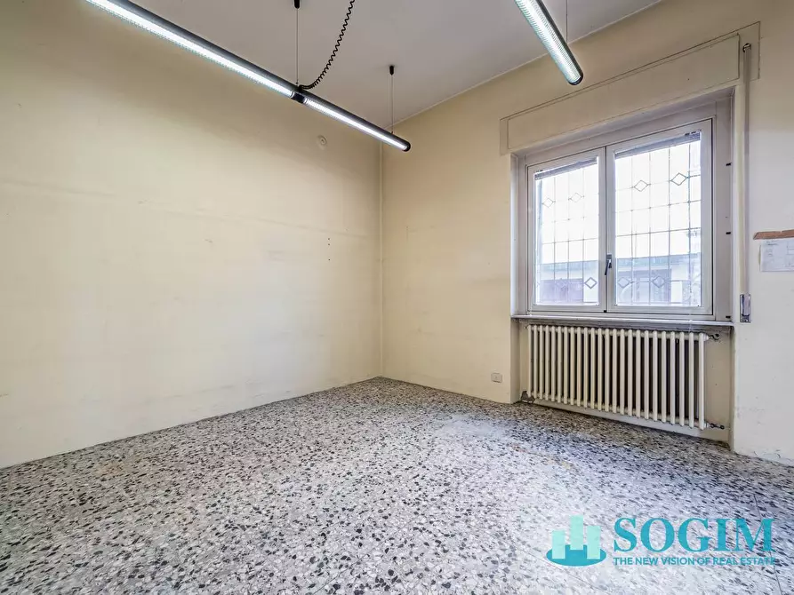 Immagine 9 di Locale commerciale in affitto  in Via Varesina a Como