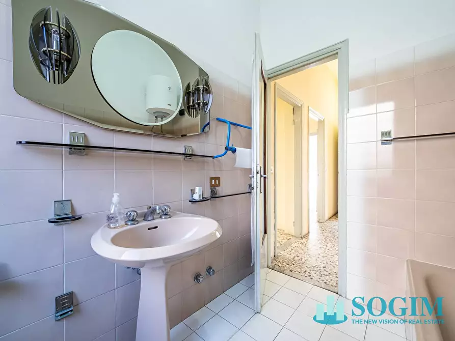 Immagine 10 di Locale commerciale in affitto  in Via Varesina a Como