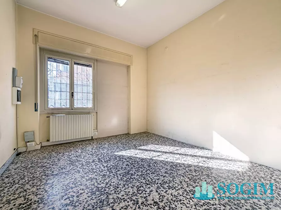 Immagine 11 di Locale commerciale in affitto  in Via Varesina a Como