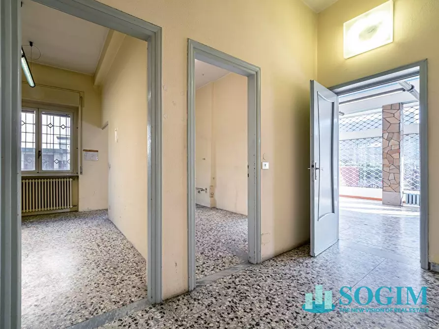 Immagine 14 di Locale commerciale in affitto  in Via Varesina a Como