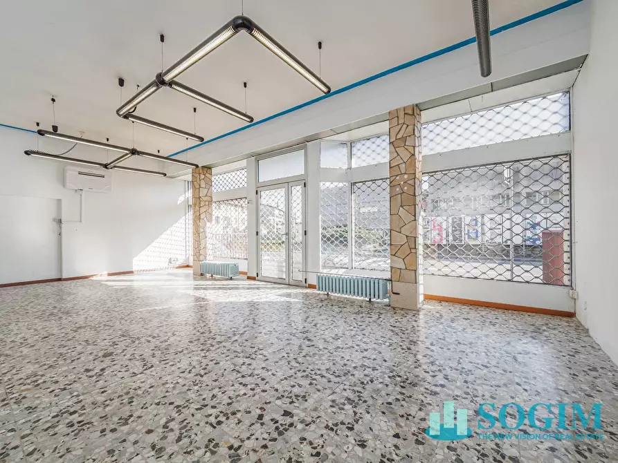 Immagine 2 di Locale commerciale in affitto  in Via Varesina a Como