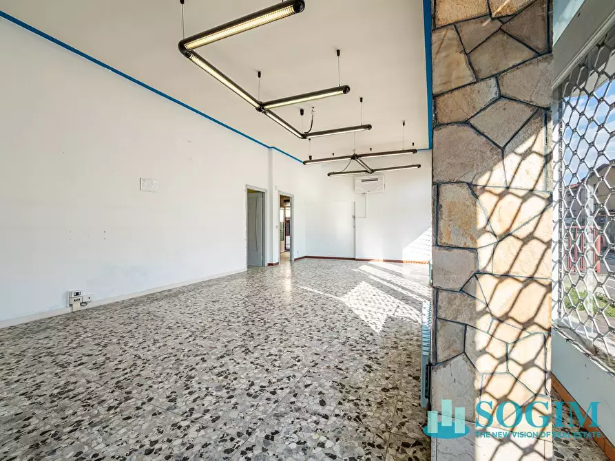 Immagine 3 di Locale commerciale in affitto  in Via Varesina a Como