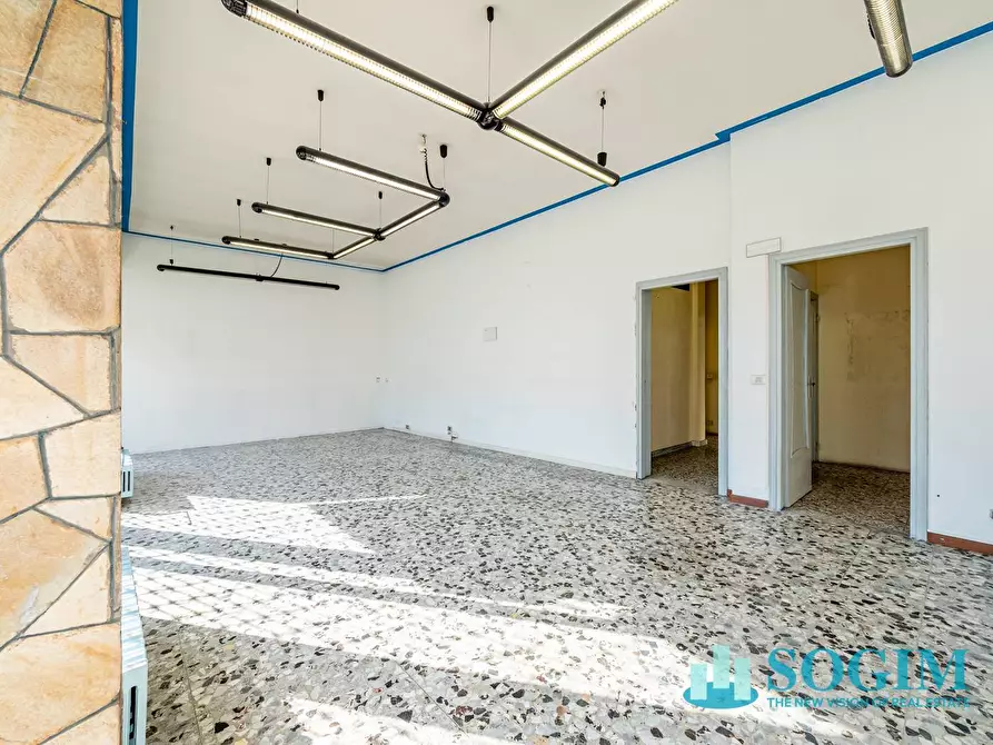 Immagine 4 di Locale commerciale in affitto  in Via Varesina a Como