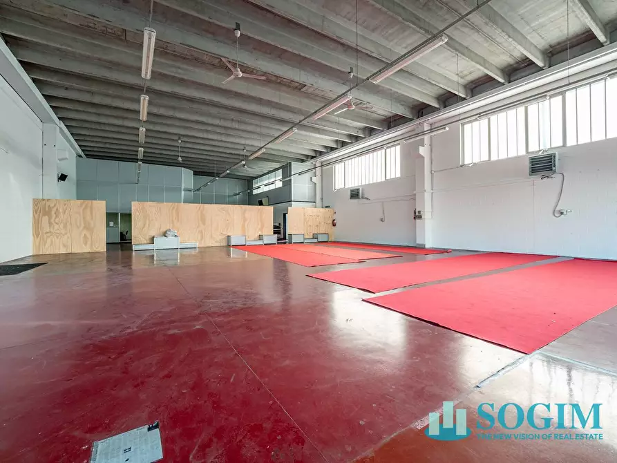 Immagine 8 di Locale commerciale in vendita  in via Gallarate 36/A a Castano Primo