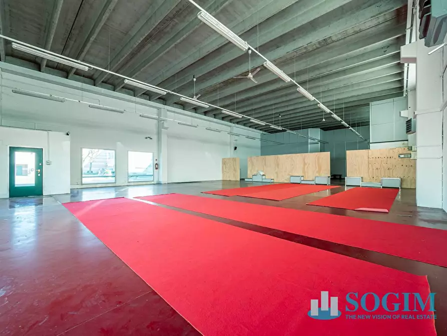 Immagine 4 di Locale commerciale in vendita  in via Gallarate 36/A a Castano Primo