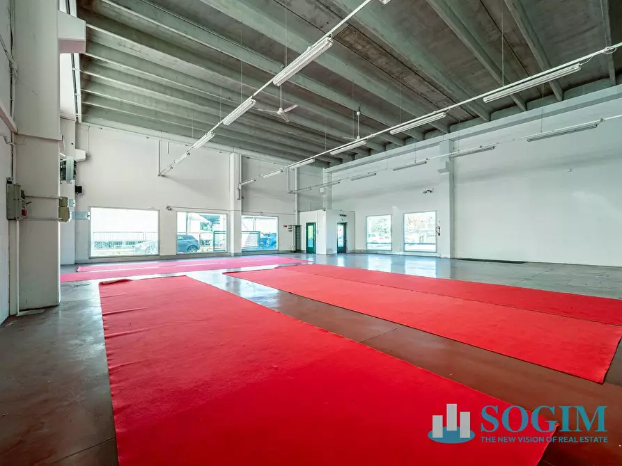 Immagine 2 di Locale commerciale in vendita  in via Gallarate 36/A a Castano Primo