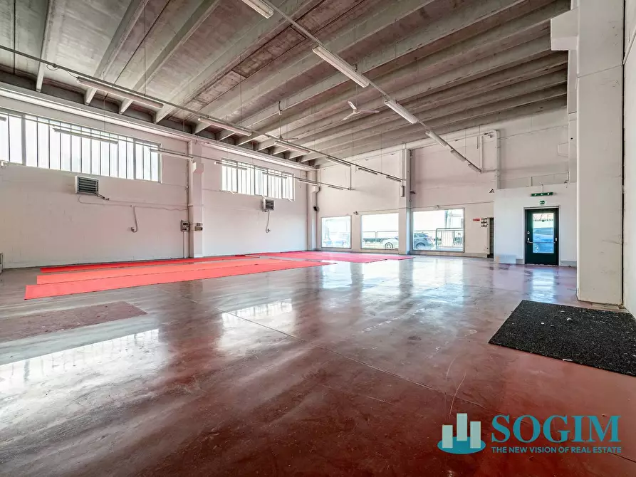 Immagine 9 di Locale commerciale in vendita  in via Gallarate 36/A a Castano Primo