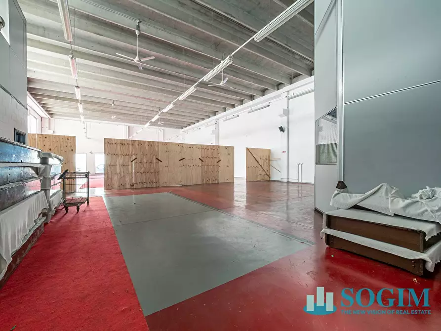 Immagine 12 di Locale commerciale in vendita  in via Gallarate 36/A a Castano Primo