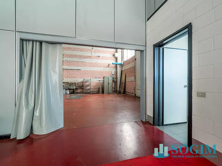 Immagine 17 di Locale commerciale in vendita  in via Gallarate 36/A a Castano Primo