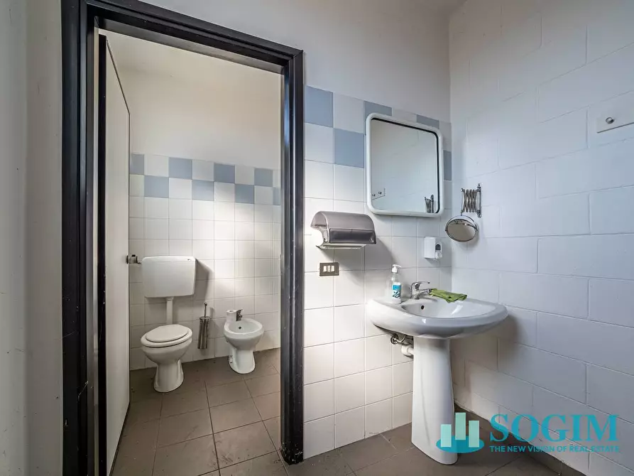 Immagine 23 di Locale commerciale in vendita  in via Gallarate 36/A a Castano Primo