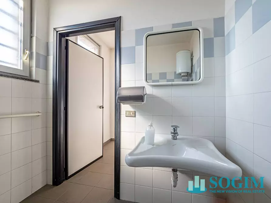 Immagine 26 di Locale commerciale in vendita  in via Gallarate 36/A a Castano Primo