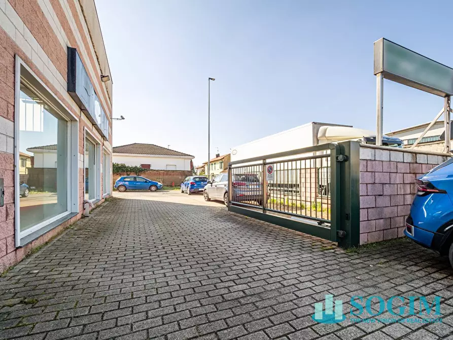 Immagine 5 di Locale commerciale in vendita  in via Gallarate 36/A a Castano Primo