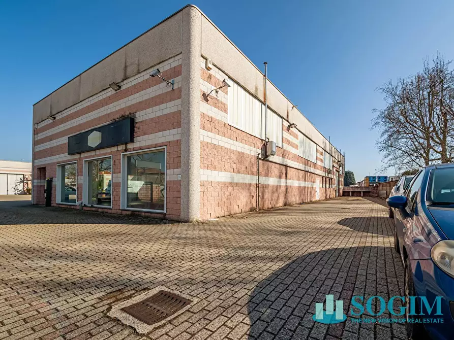 Immagine 1 di Locale commerciale in vendita  in via Gallarate 36/A a Castano Primo
