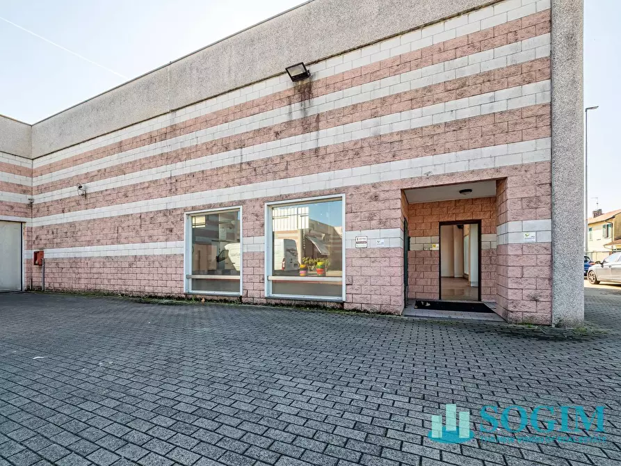 Immagine 28 di Locale commerciale in vendita  in via Gallarate 36/A a Castano Primo