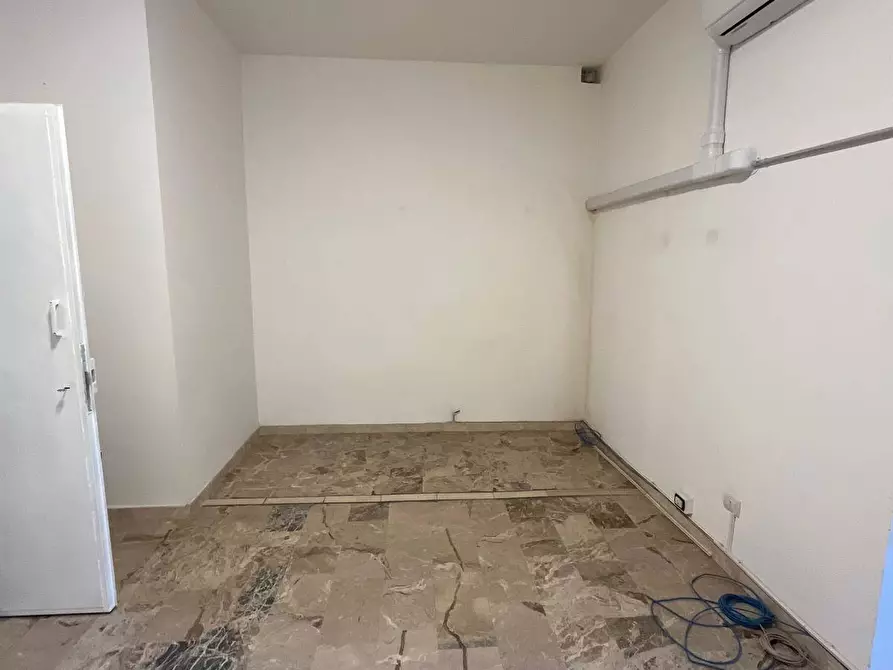 Immagine 8 di Locale commerciale in vendita  in Viale  Rimembranze 94 a Sesto San Giovanni