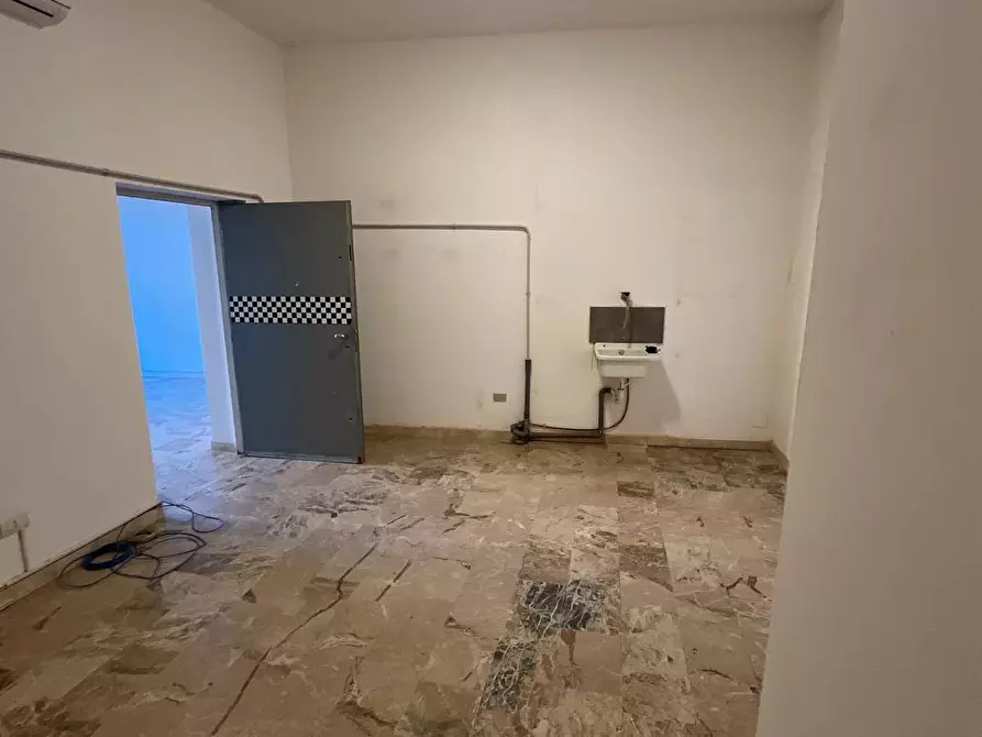 Immagine 9 di Locale commerciale in vendita  in Viale  Rimembranze 94 a Sesto San Giovanni