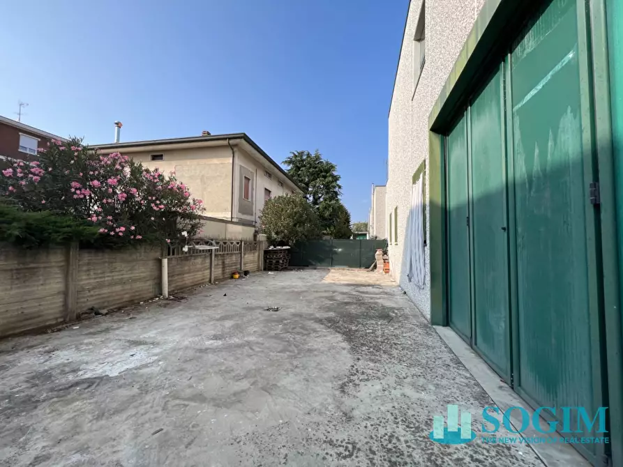 Immagine 14 di Capannone industriale in affitto  in via Comasina a Verano Brianza