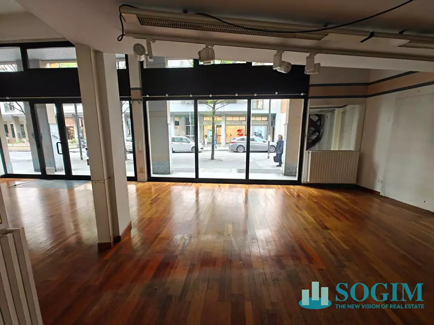 Immagine 1 di Negozio in affitto  in Via Dante 42 a Sesto San Giovanni