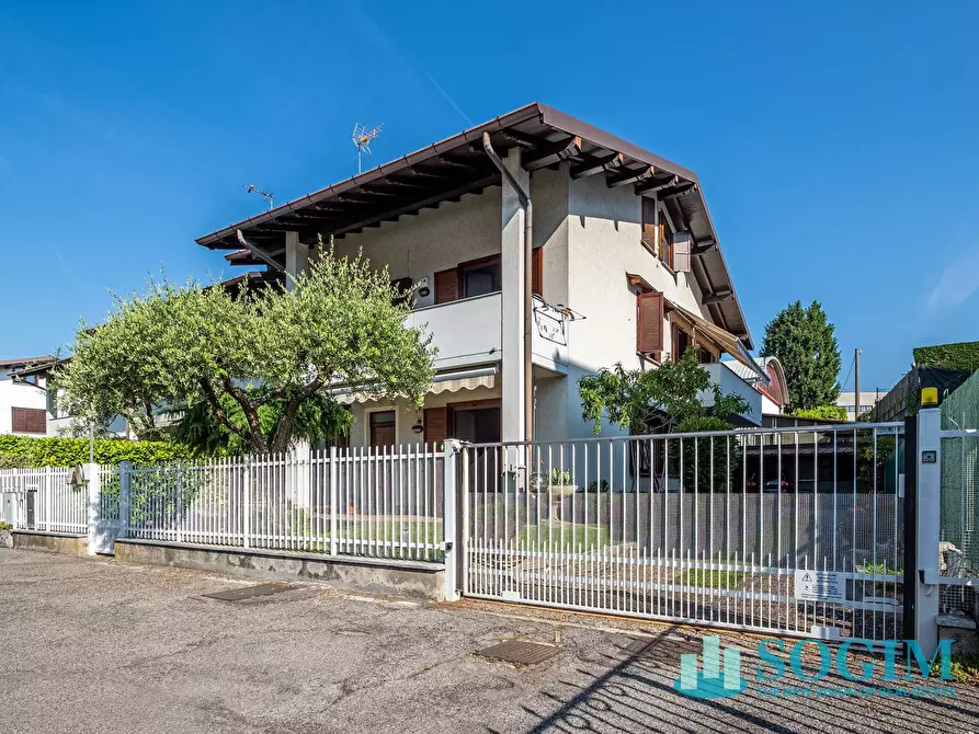 Immagine 1 di Villa in vendita  in Via Valtellina a Merone