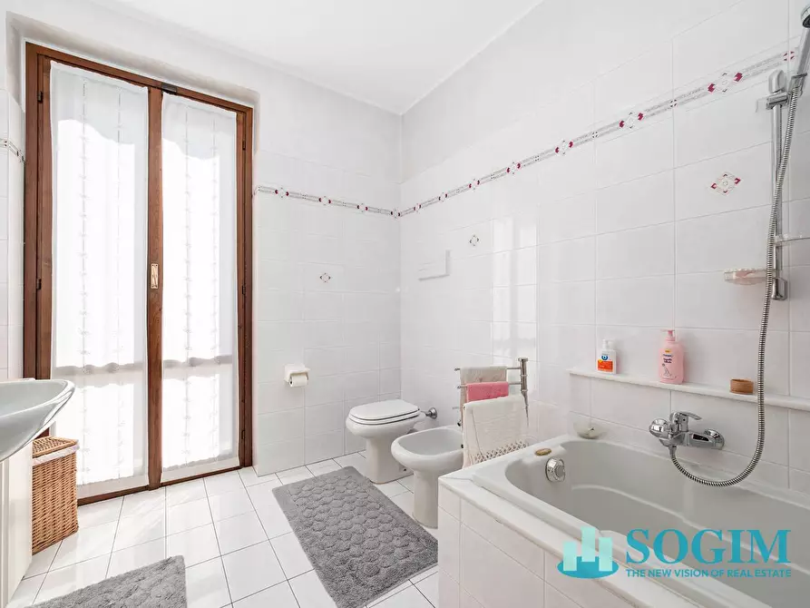 Immagine 30 di Villa in vendita  in Via Valtellina a Merone