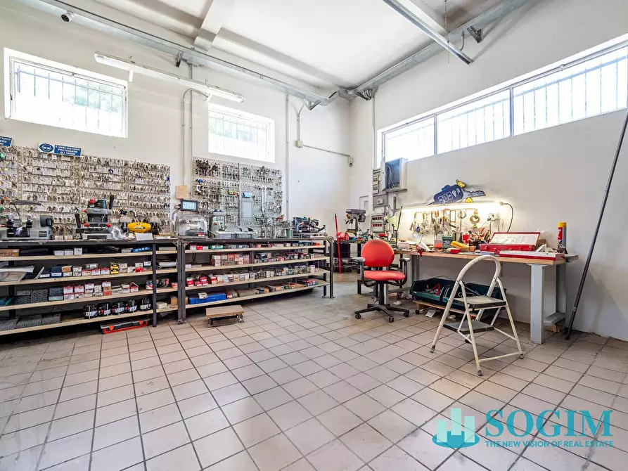 Immagine 15 di Locale commerciale in vendita  in Via Gabriele D'Annunzio a Como