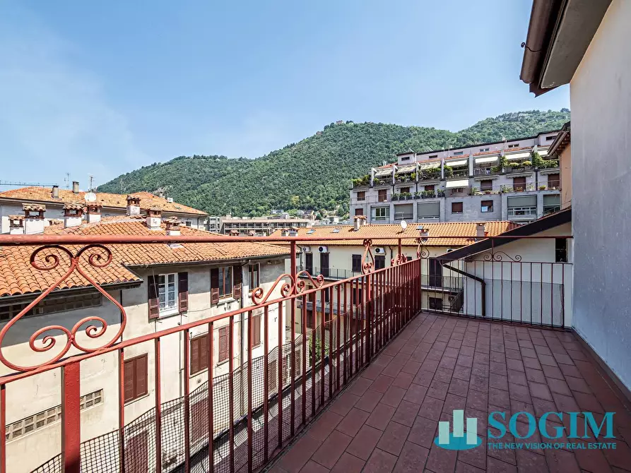 Immagine 21 di Appartamento in vendita  in Viale Lecco 7 a Como