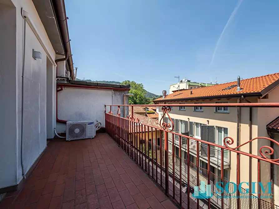 Immagine 22 di Appartamento in vendita  in Viale Lecco 7 a Como