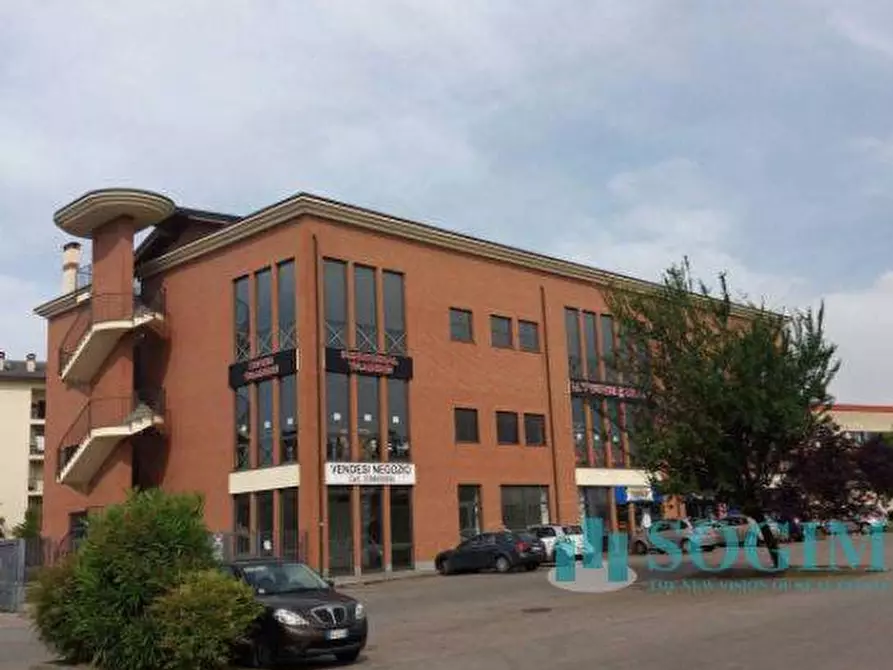 Immagine 1 di Locale commerciale in vendita  in Einaudi 8 a Pessano Con Bornago