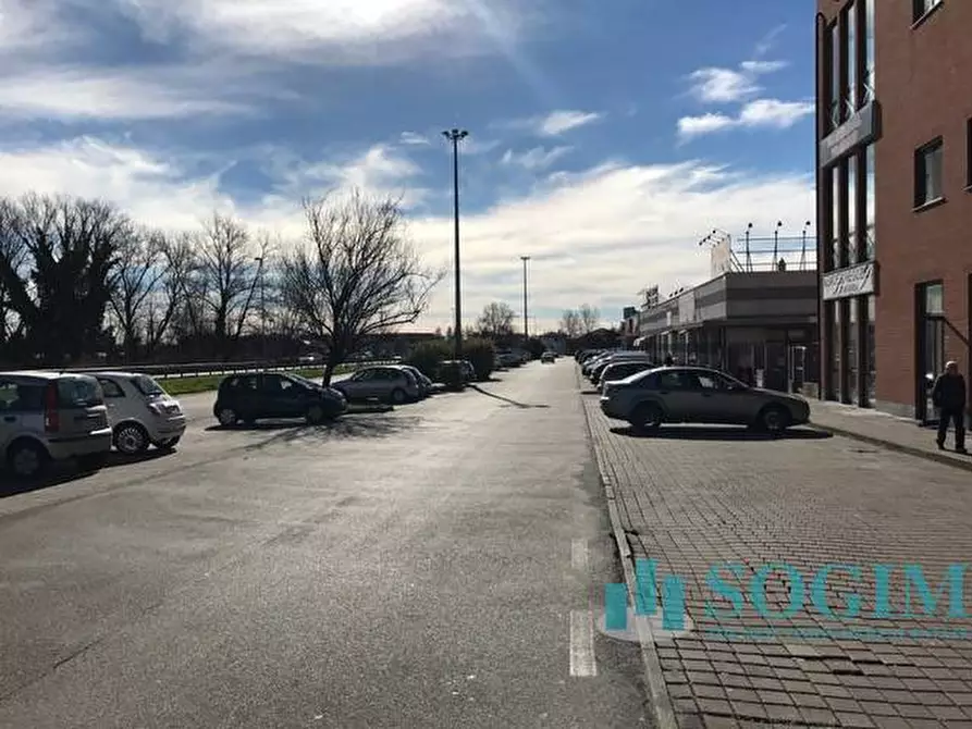 Immagine 6 di Locale commerciale in vendita  in Einaudi 8 a Pessano Con Bornago