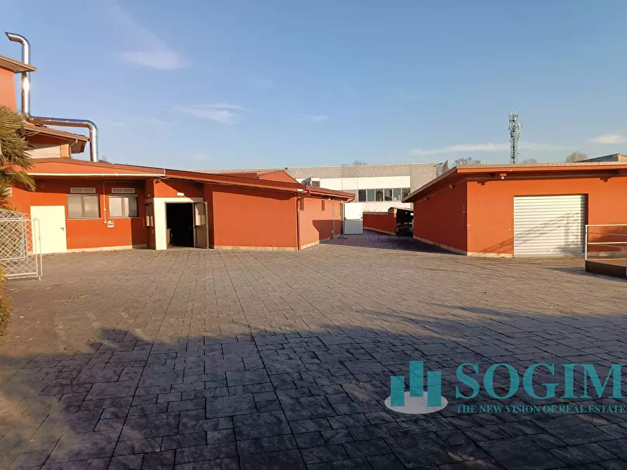 Immagine 2 di Locale commerciale in affitto  in Via Repubblica 7 a Lurate Caccivio