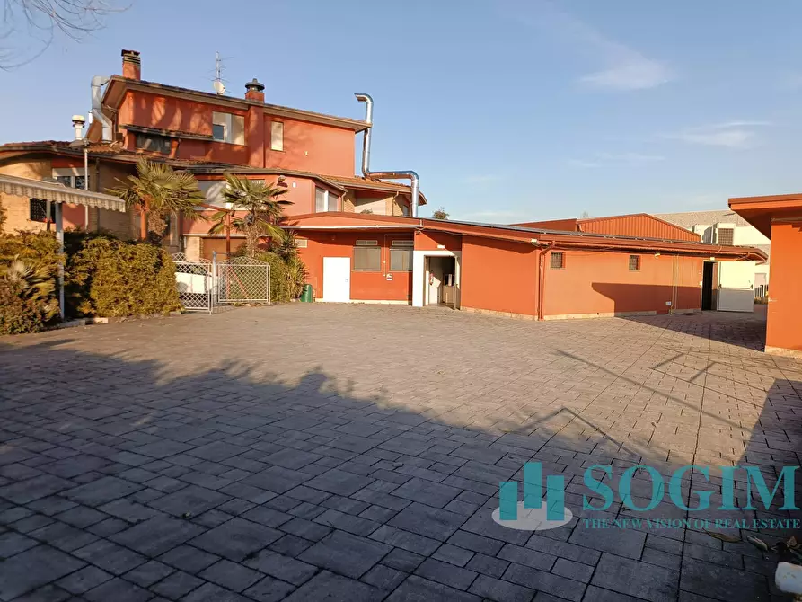 Immagine 1 di Locale commerciale in affitto  in Via Repubblica 7 a Lurate Caccivio