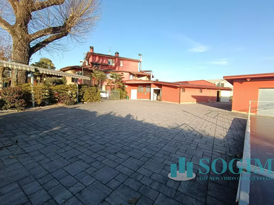 Immagine 21 di Locale commerciale in affitto  in Via Repubblica 7 a Lurate Caccivio