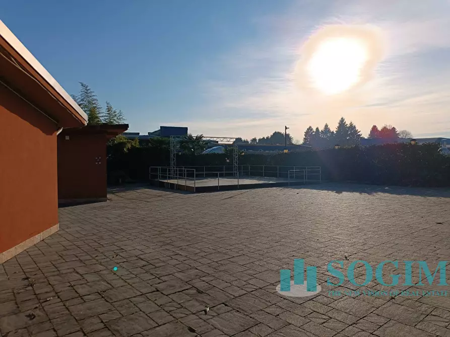 Immagine 4 di Locale commerciale in affitto  in Via Repubblica 7 a Lurate Caccivio