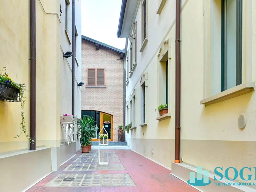 Immagine 2 di Locale commerciale in affitto  in via Vittorio Emanuele 14 a Lazzate