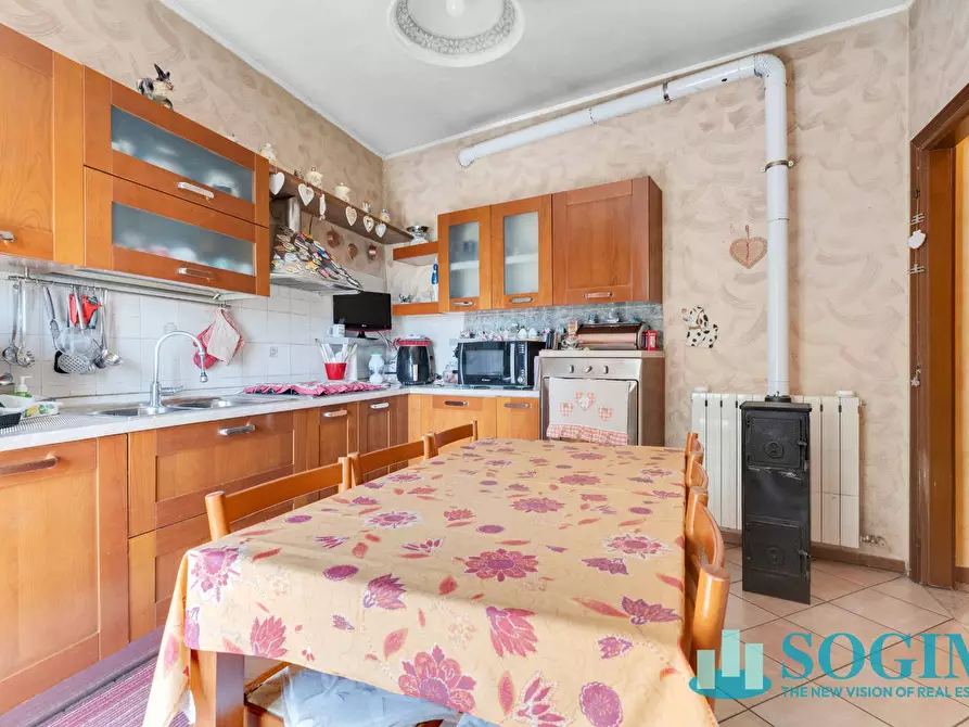 Immagine 5 di Appartamento in vendita  in Via Cristoforo colombo a Albese Con Cassano