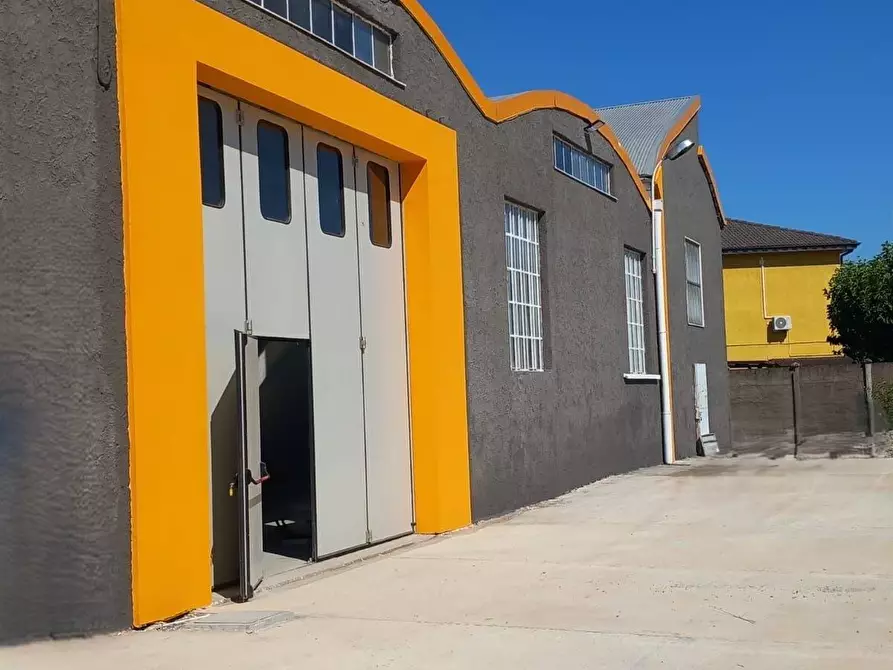 Immagine 1 di Capannone industriale in affitto  in via Silvio Pellico 38 a Abbiategrasso