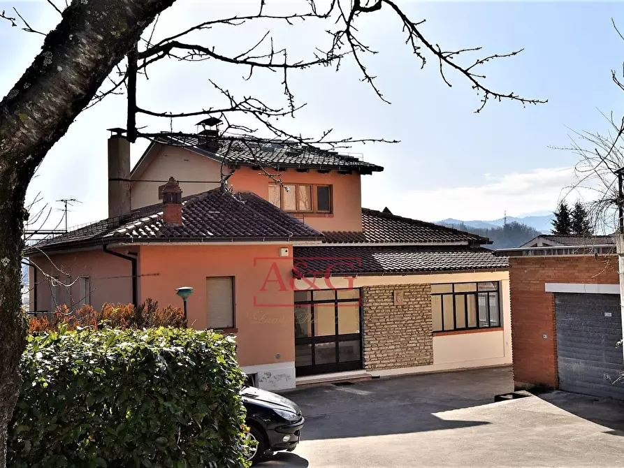 Immagine 1 di Villa in vendita  in fabio filzi a Amandola