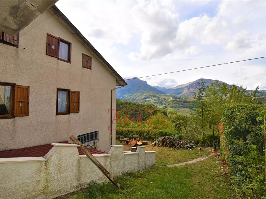 Immagine 5 di Villa in vendita  in Loc. Montazzolino 10 a Montefortino