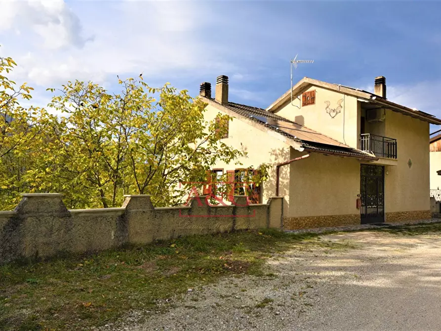 Immagine 1 di Villa in vendita  in Loc. Montazzolino 10 a Montefortino