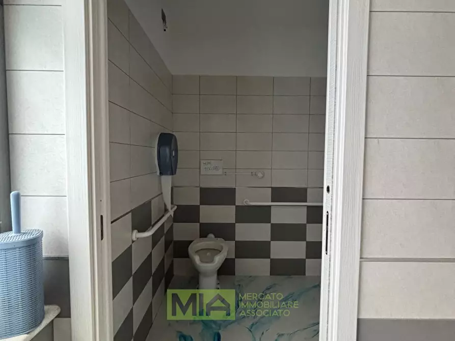 Immagine 21 di Locale commerciale in affitto  in Via Campo Sportivo a Comunanza