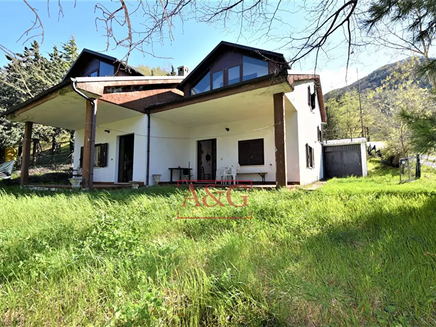 Immagine 1 di Casa semindipendente in vendita  in Contrada San Liberato SNC a San Ginesio