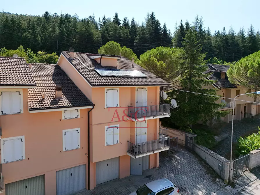 Immagine 2 di Villetta a schiera in vendita  in Via Giacomo Leopardi a Fiastra