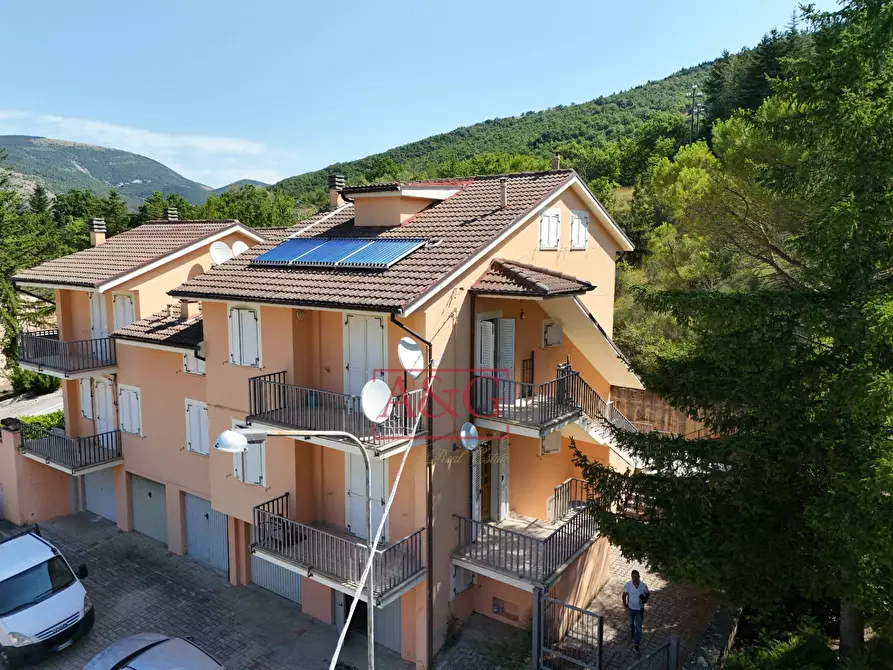 Immagine 32 di Villetta a schiera in vendita  in Via Giacomo Leopardi a Fiastra