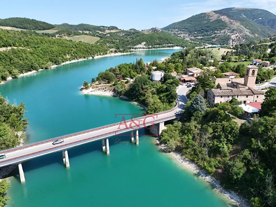 Immagine 37 di Villetta a schiera in vendita  in Via Giacomo Leopardi a Fiastra