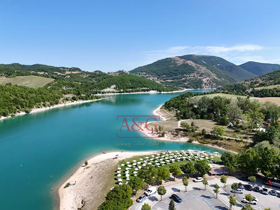 Immagine 39 di Villetta a schiera in vendita  in Via Giacomo Leopardi a Fiastra