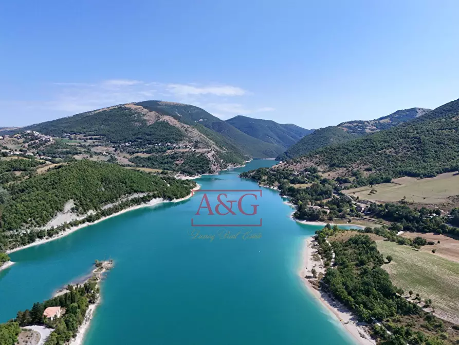 Immagine 40 di Villetta a schiera in vendita  in Via Giacomo Leopardi a Fiastra