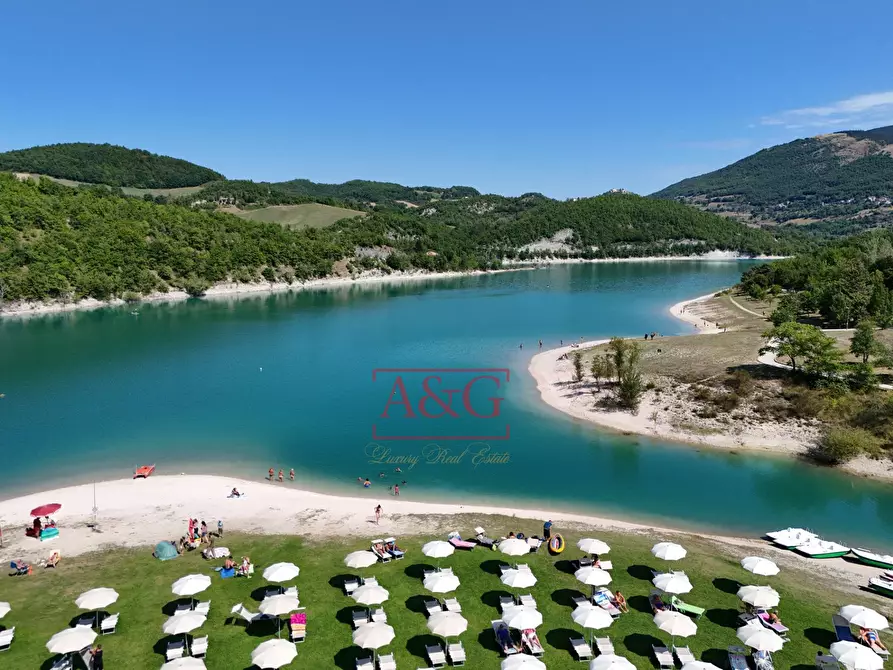 Immagine 43 di Villetta a schiera in vendita  in Via Giacomo Leopardi a Fiastra