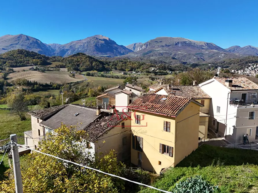 Immagine 1 di Casa indipendente in vendita  in Via Villa Salvi a Amandola